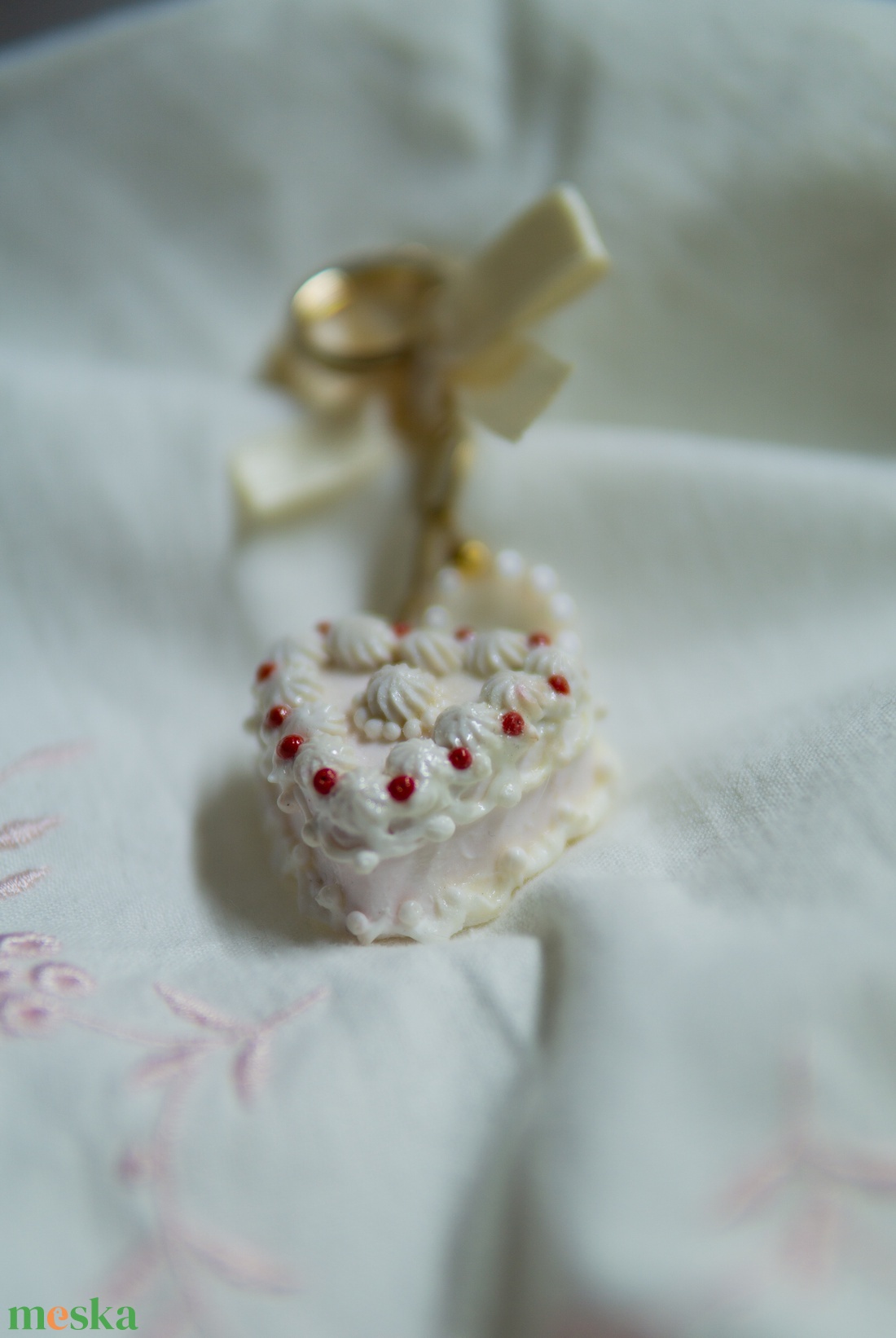 Szív alakú torta táskadísz  - táska & tok - kulcstartó & táskadísz - kulcstartó - Meska.hu