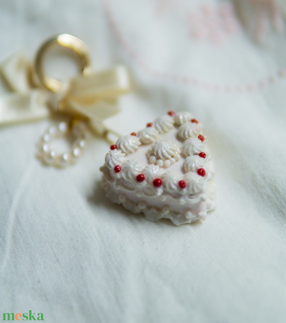 Szív alakú torta táskadísz  - táska & tok - kulcstartó & táskadísz - kulcstartó - Meska.hu