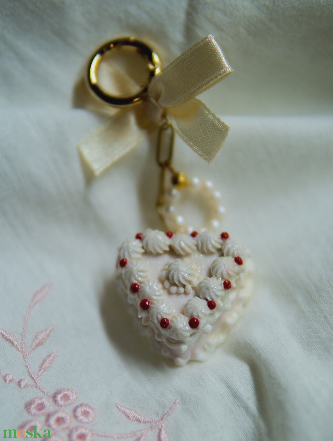 Szív alakú torta táskadísz  - táska & tok - kulcstartó & táskadísz - kulcstartó - Meska.hu