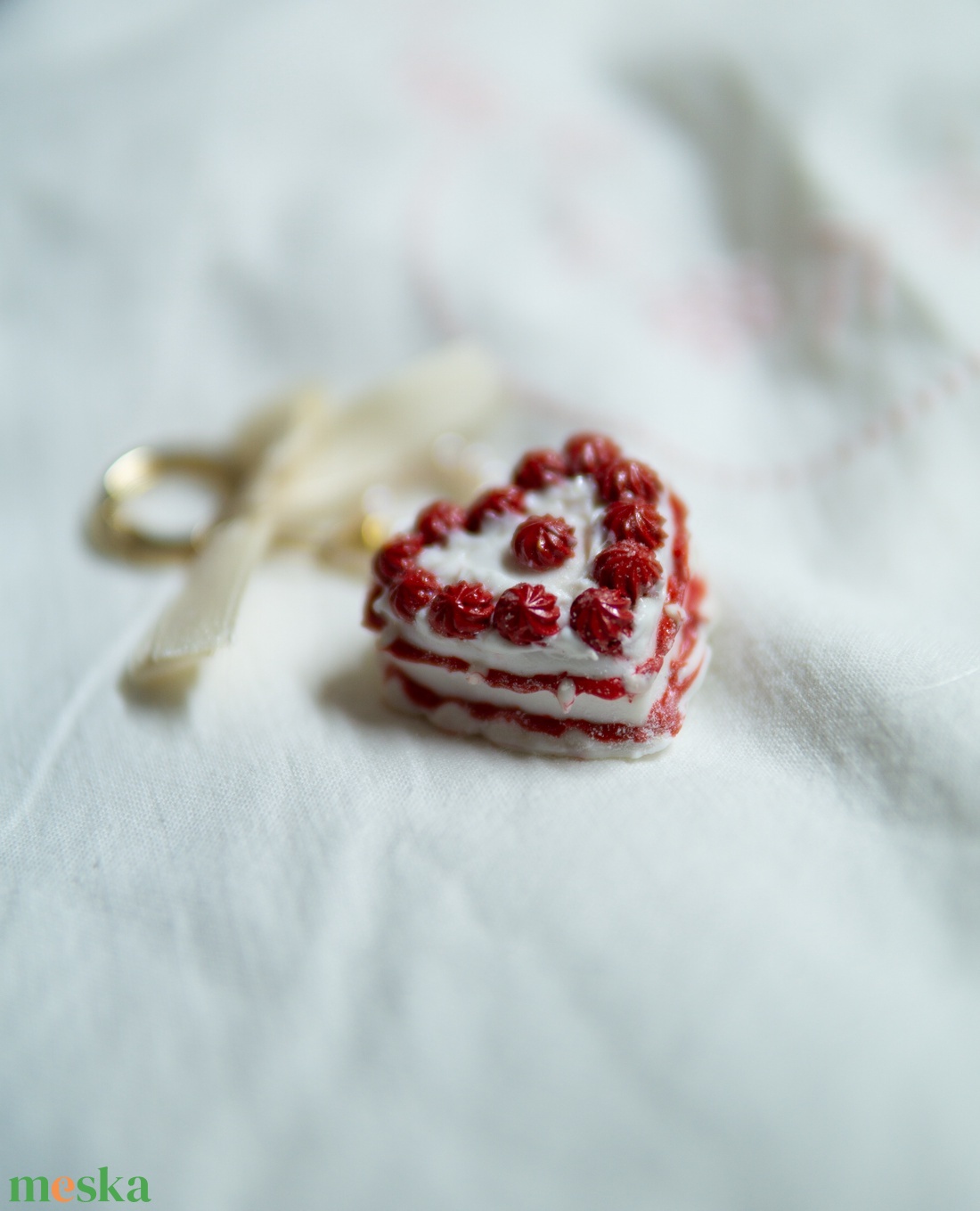 Szív alakú torta táskadísz (piros) - táska & tok - kulcstartó & táskadísz - kulcstartó - Meska.hu