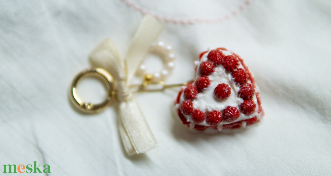 Szív alakú torta táskadísz (piros) - táska & tok - kulcstartó & táskadísz - kulcstartó - Meska.hu