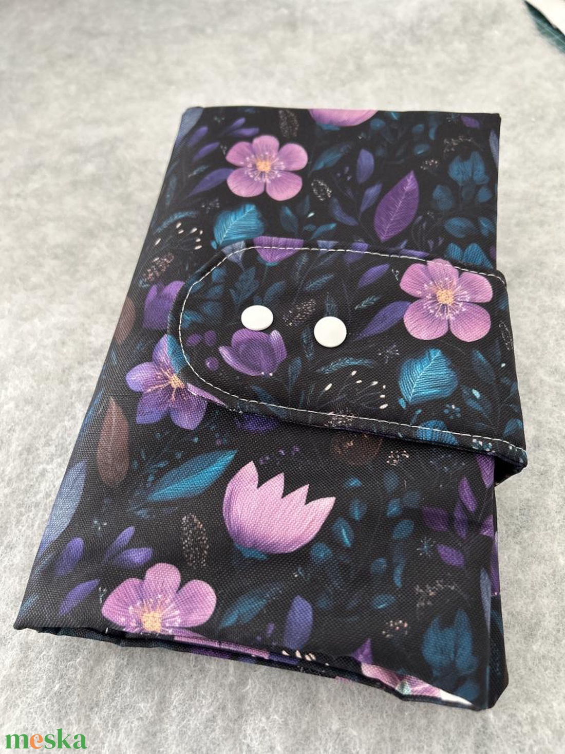 Pelenkázó neszesszer lila virágok - baba - mama - pelenkázó, babafürdető kellékek - pelenkázó neszeszer, pelenkatartó - Meska.hu