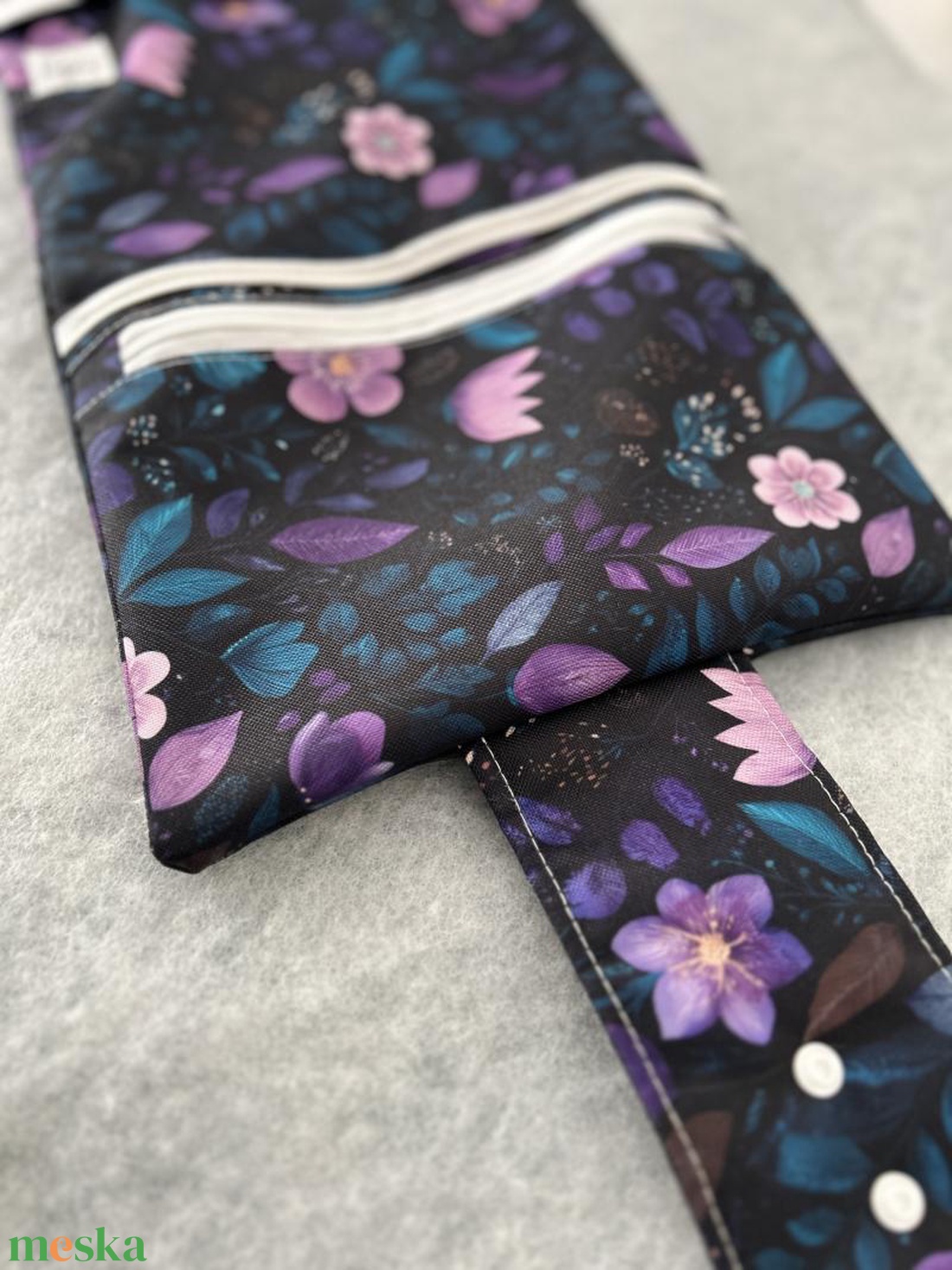 Pelenkázó neszesszer lila virágok - baba - mama - pelenkázó, babafürdető kellékek - pelenkázó neszeszer, pelenkatartó - Meska.hu