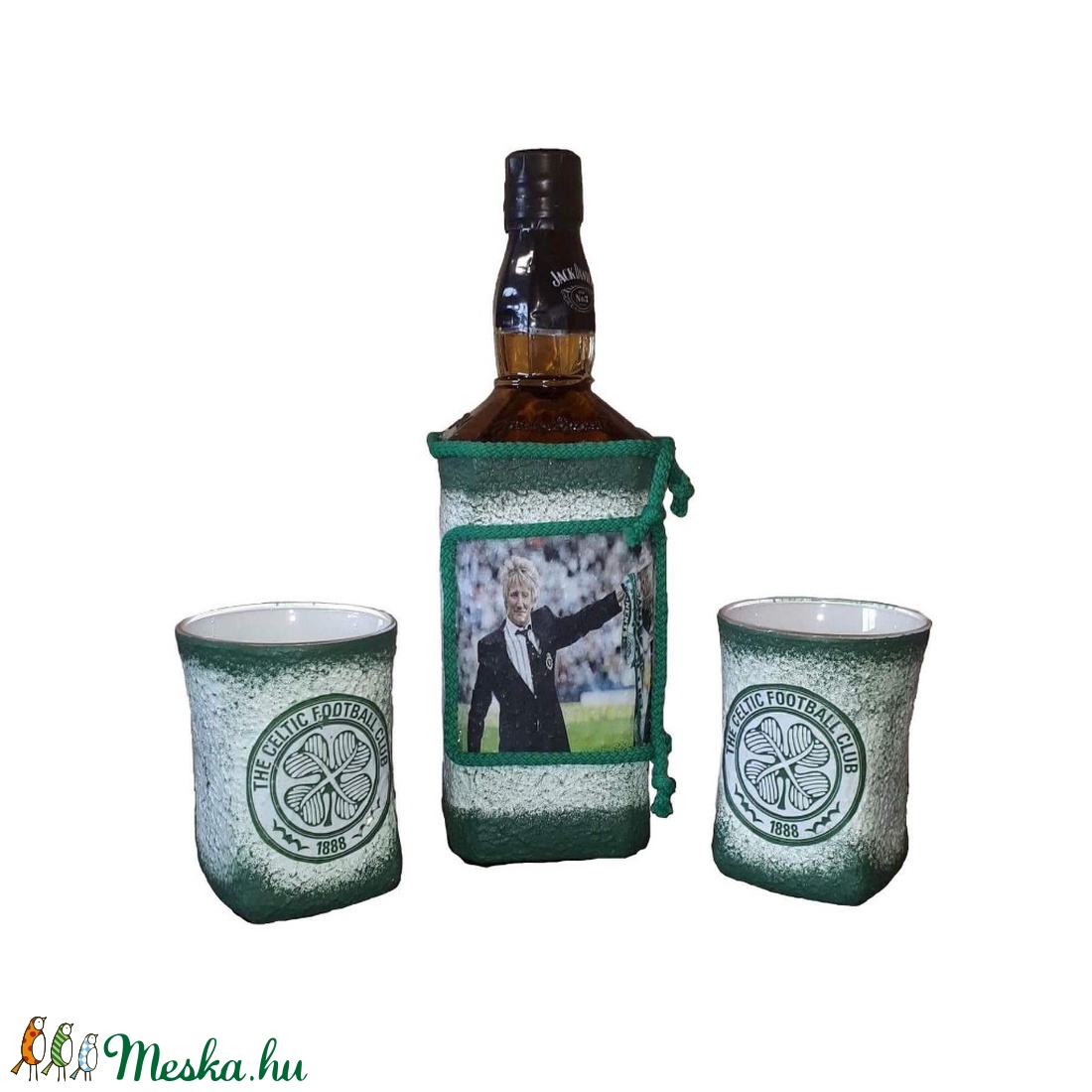 Kelta focicsapat emblémájával és fotoval dekorált whiskys üveg whiskys poharakkal rajongói ajándék. - otthon & lakás - konyhafelszerelés - pohár - Meska.hu Kelta focicsapat emblémájával és fotoval dekorált whiskys üveg whiskys poharakkal rajongói ajándék. - otthon & lakás - konyhafelszerelés - pohár - Meska.hu
