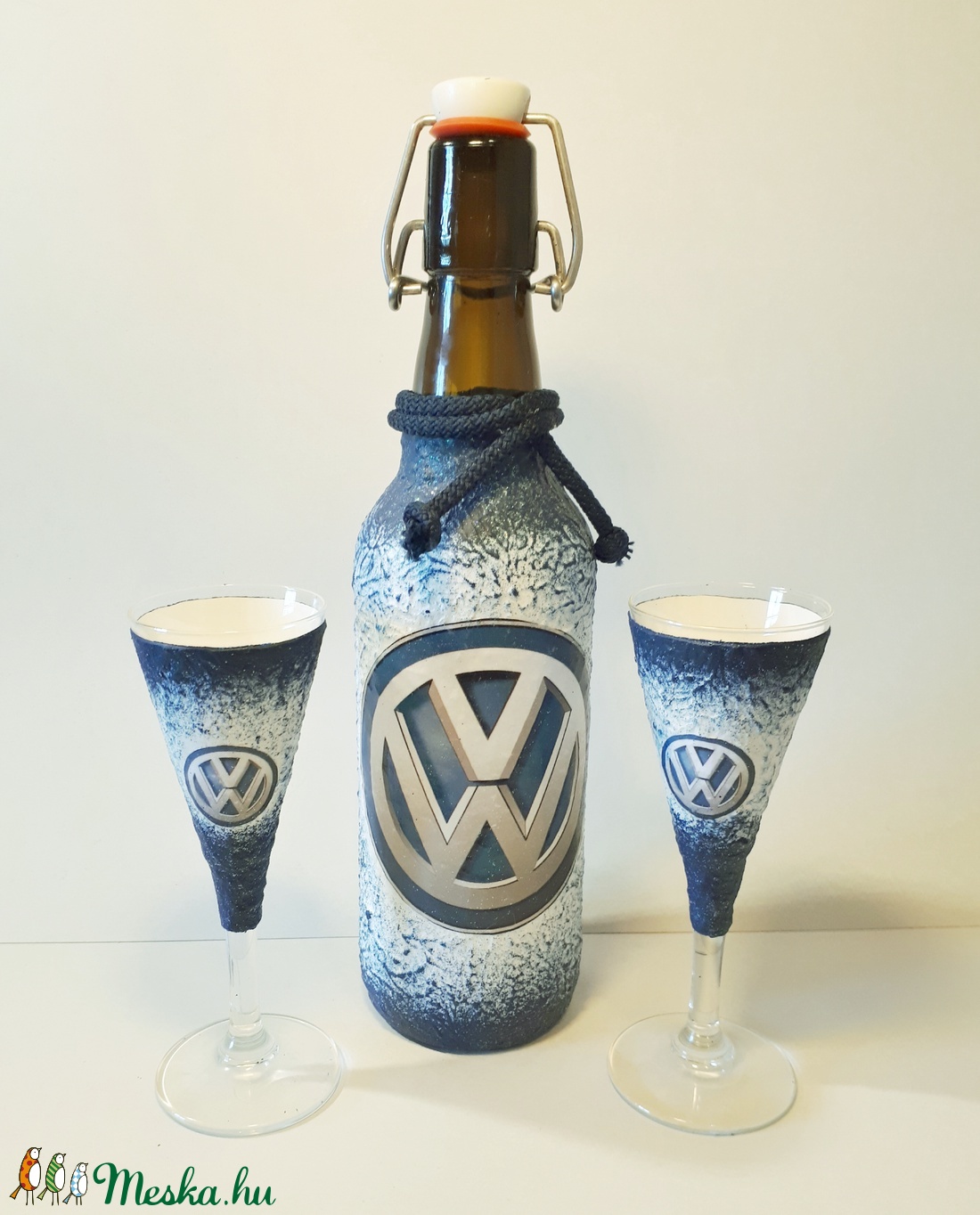 VOLKSWAGEN italos üveg, VOLKSWAGEN rajongói ajándék csatos üveg talpas poharakkal szülinapra, névnapra, karácsonyra. - otthon & lakás - dekoráció - díszüveg - Meska.hu VOLKSWAGEN italos üveg, VOLKSWAGEN rajongói ajándék csatos üveg talpas poharakkal szülinapra, névnapra, karácsonyra. - otthon & lakás - dekoráció - díszüveg - Meska.hu