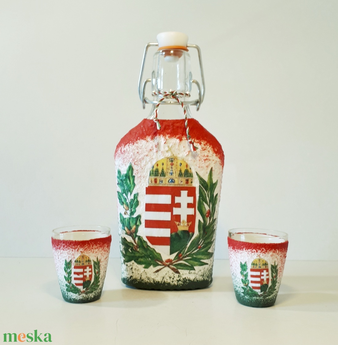 Címeres piros-fehér-zöld mintás magyaros dísz-és használati csatos üveg+pohár hagyományokat, népművészetet kedvelőknek - otthon & lakás - konyhafelszerelés, tálalás - tálalás - pálinkás poharak, szettek - Meska.hu