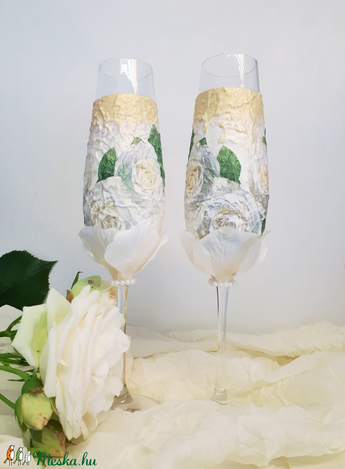 Fehér rózsa pezsgős pohár esküvőre, eljegyzésre, leánybúcsúba, legénybúcsúba, nászajándékba. - esküvő - dekoráció - tálalás - Meska.hu