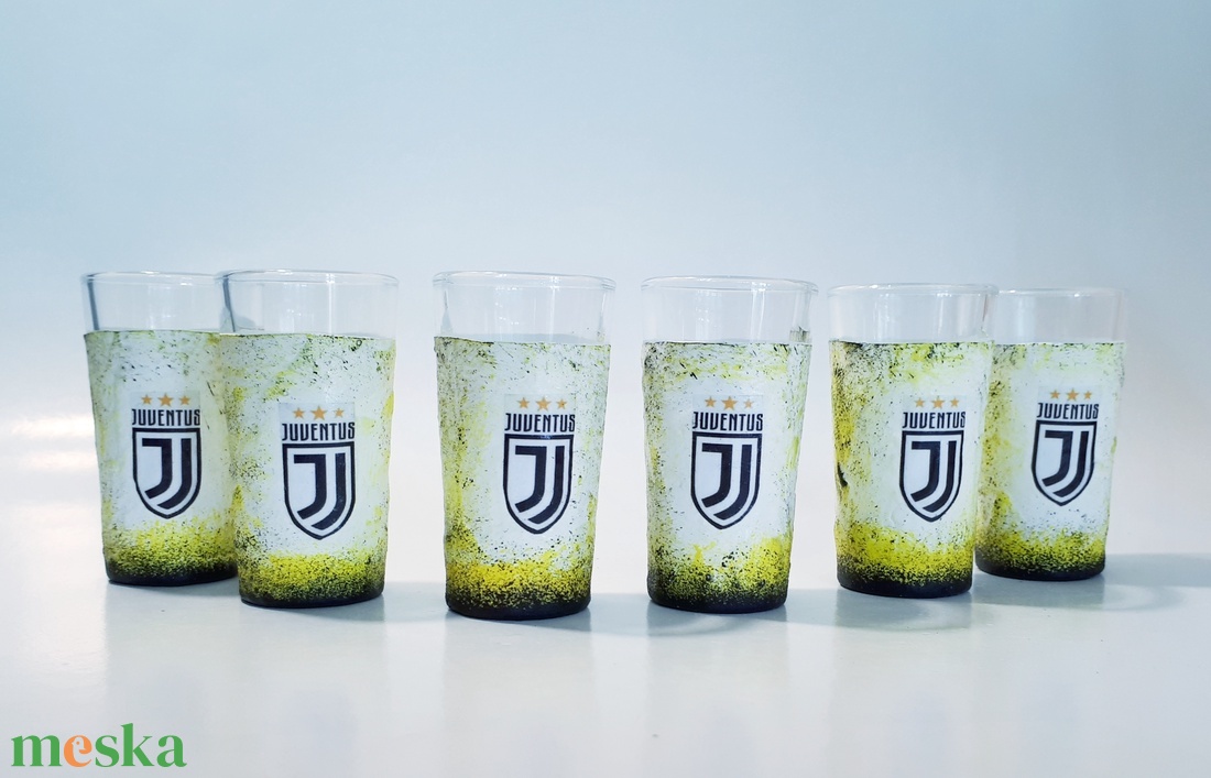 Juventus foci rajongói gömbölyű italos dísz- és használati üveg röviditalos poharakkal futball szurkolói ajándék - otthon & lakás - tálalás - pálinkás poharak, szettek - Meska.hu