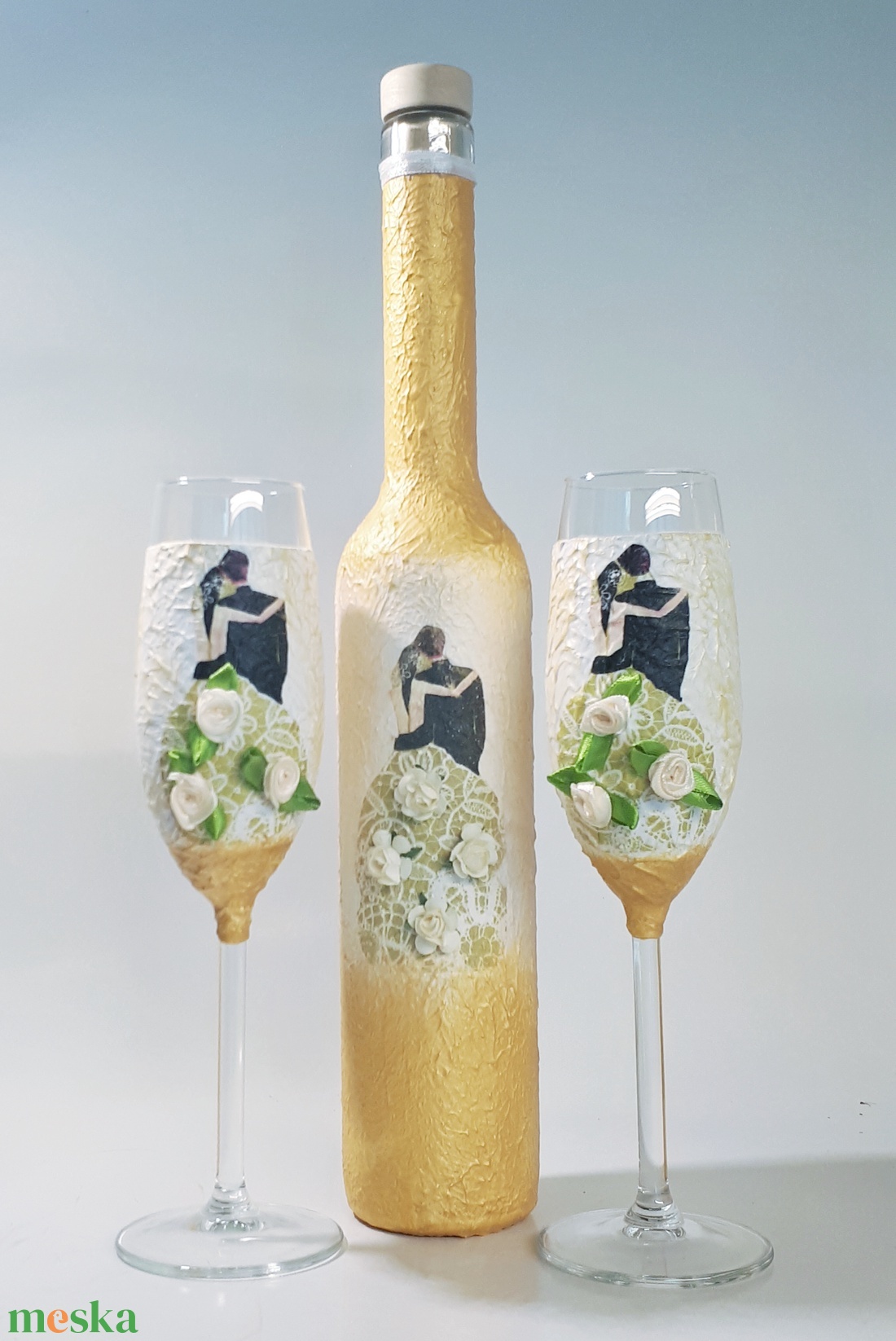 Mr. and Mrs. menyasszony és vőlegény arany ruhás koktélos üveg pezsgős pohárral esküvőre, eljegyzésre, nászajándék. - esküvő - emlék & ajándék - nászajándék - Meska.hu