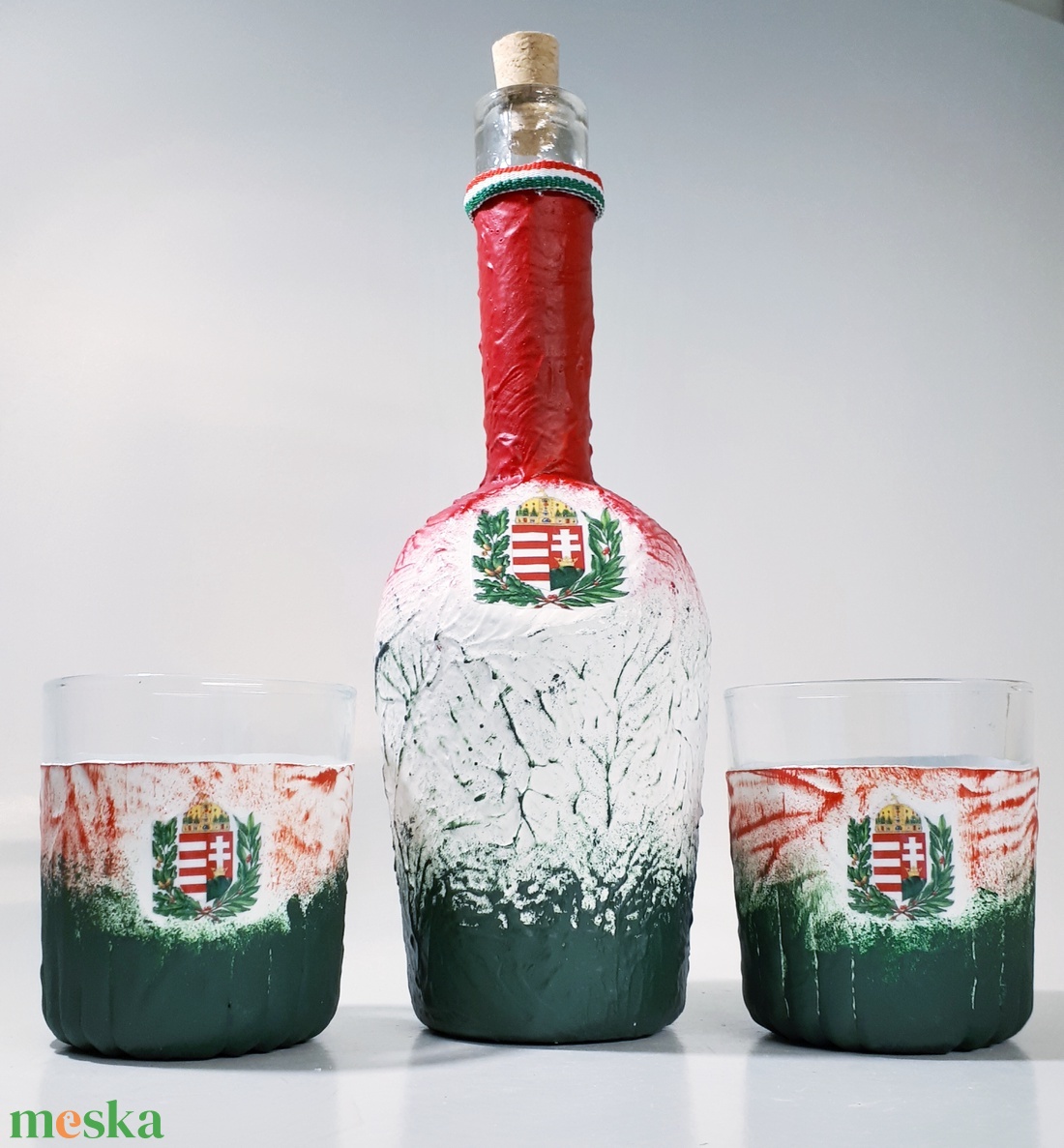 Magyar címeres whikys üveg piros-fehér-zöld magyaros whisykys pohárral - otthon & lakás - dekoráció - asztal és polc dekoráció - díszüveg - Meska.hu Magyar címeres whikys üveg piros-fehér-zöld magyaros whisykys pohárral - otthon & lakás - dekoráció - asztal és polc dekoráció - díszüveg - Meska.hu