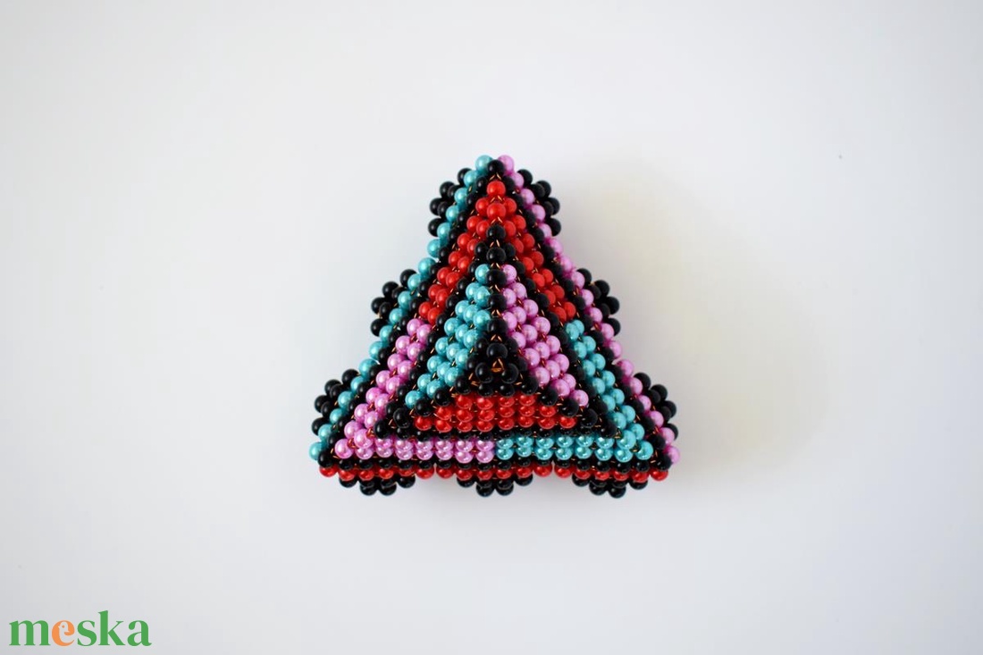 Piros-lila-türkizkék lépcsős piramis fekete ráccsal - otthon & életmód - dekoráció - dísztárgy - Meska.hu