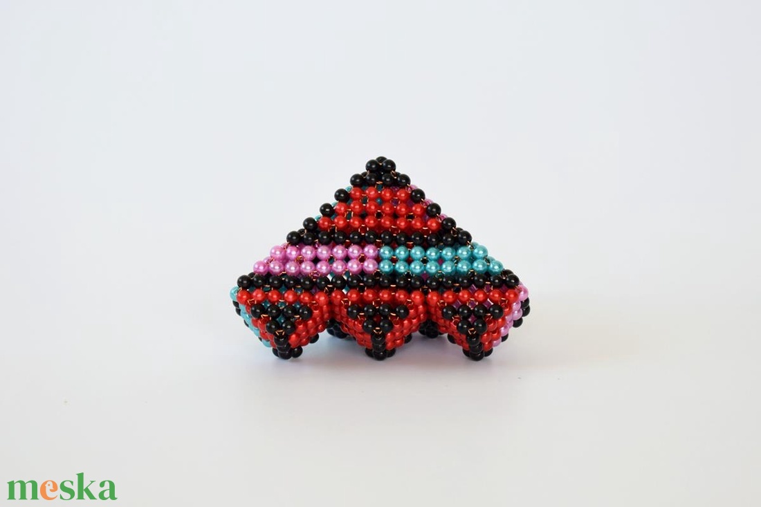 Piros-lila-türkizkék lépcsős piramis fekete ráccsal - otthon & életmód - dekoráció - dísztárgy - Meska.hu