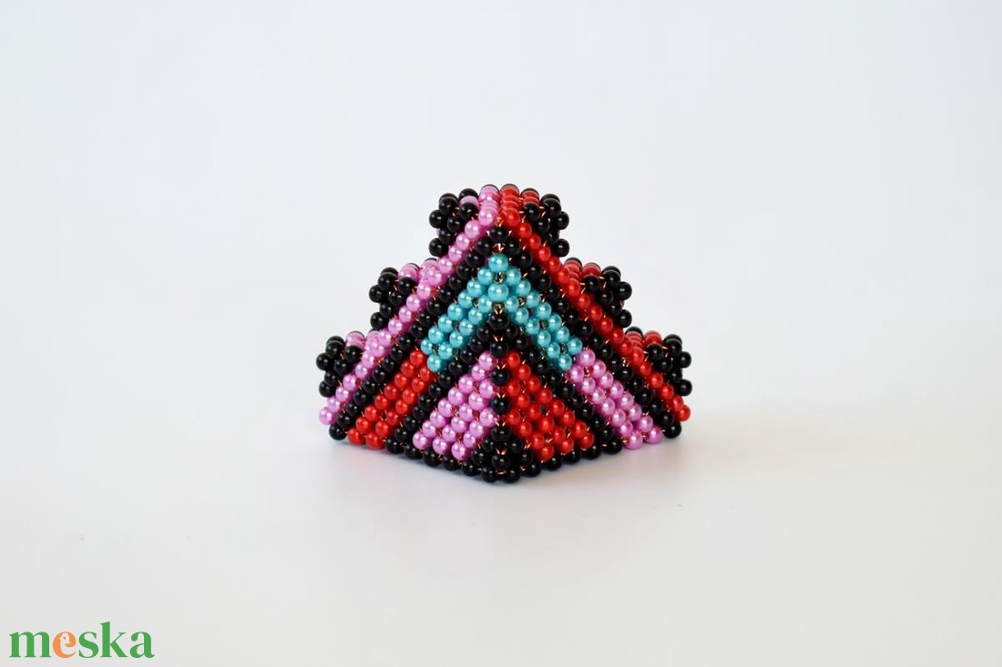 Piros-lila-türkizkék lépcsős piramis fekete ráccsal - otthon & életmód - dekoráció - dísztárgy - Meska.hu