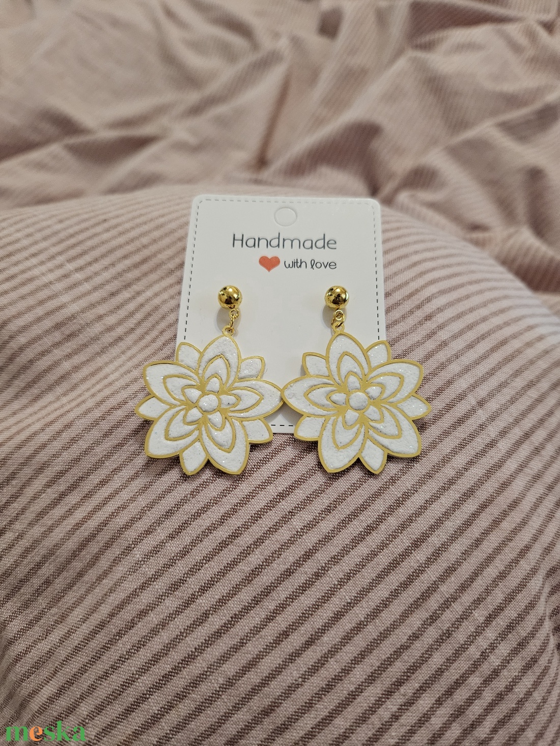 Fehér/arany fülbevaló - ékszer - fülbevaló - lógós kerek fülbevaló - Meska.hu