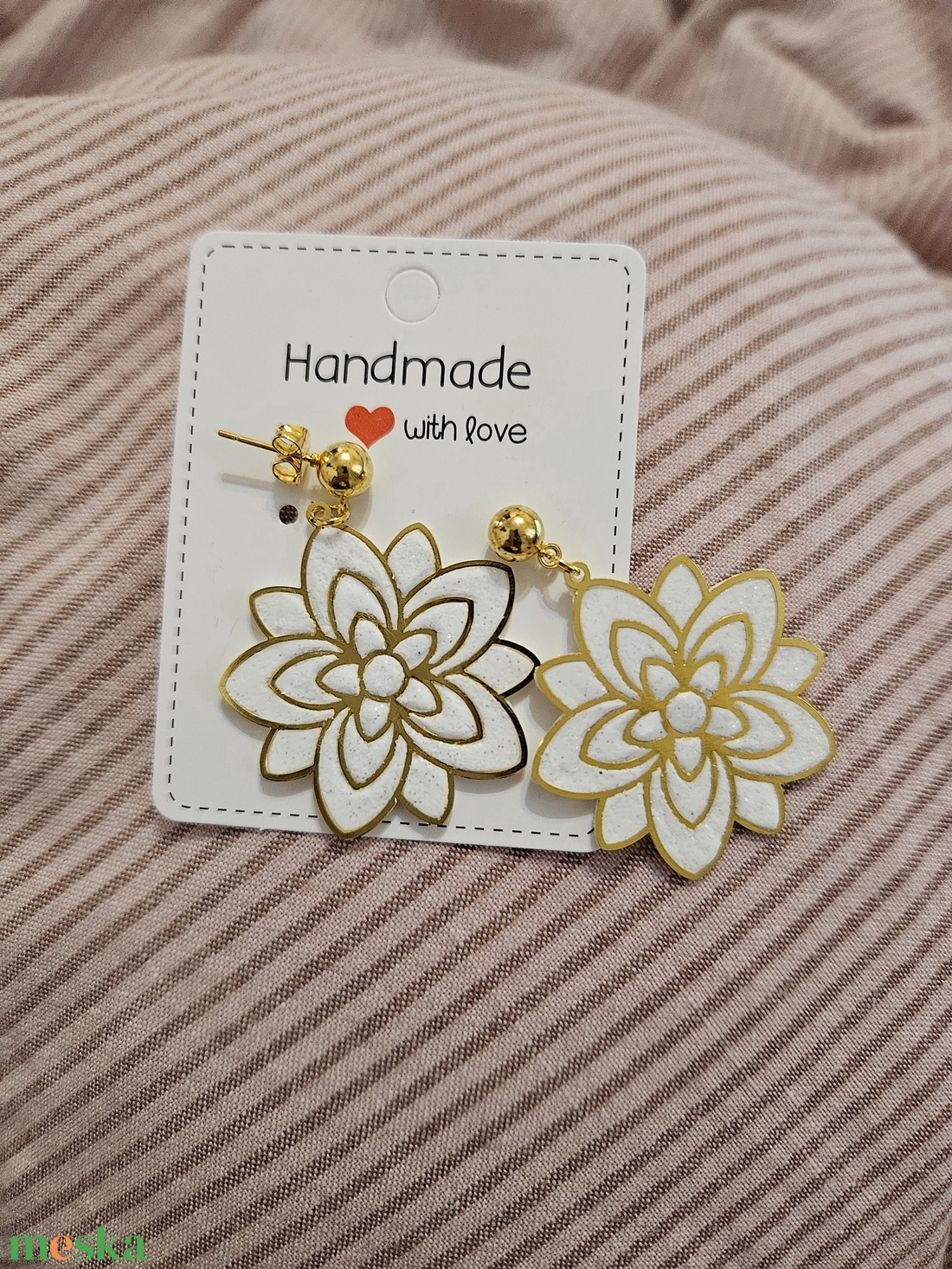 Fehér/arany fülbevaló - ékszer - fülbevaló - lógós kerek fülbevaló - Meska.hu