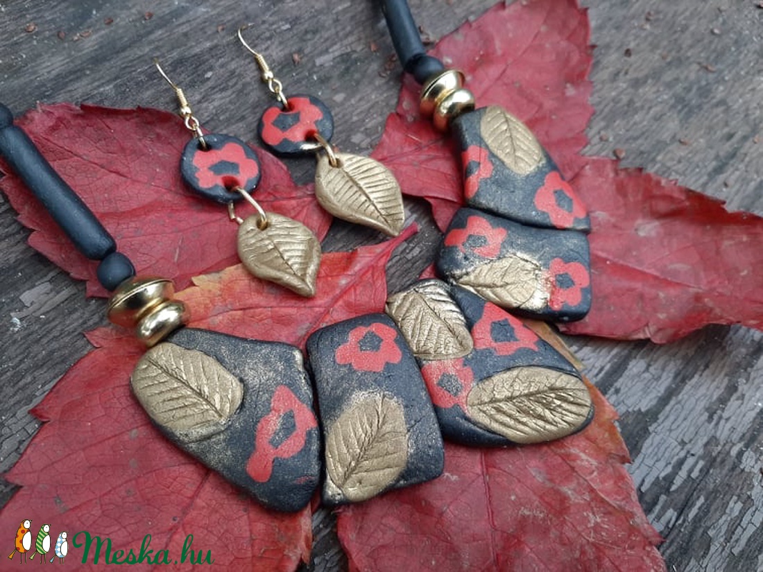 Desigual ihletésű millefiori nyaklánc és fülbevaló szett fekete, piros, arany - ékszer - ékszerszett - Meska.hu