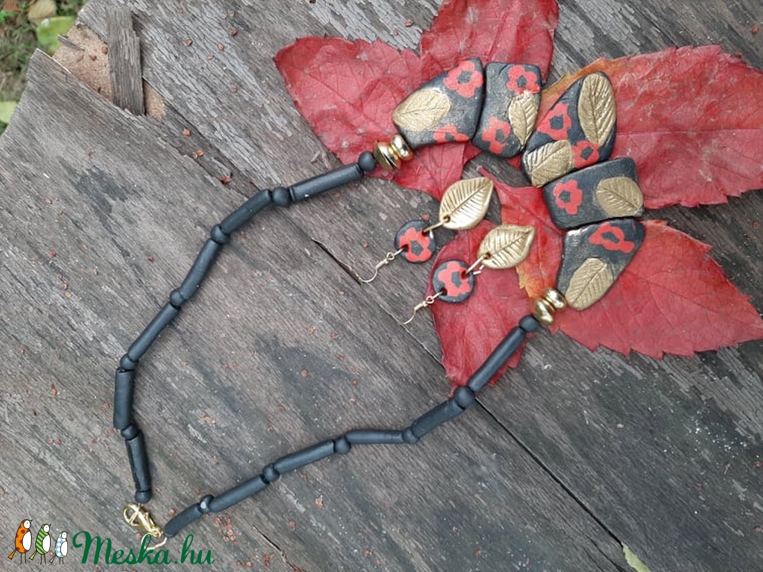 Desigual ihletésű millefiori nyaklánc és fülbevaló szett fekete, piros, arany - ékszer - ékszerszett - Meska.hu