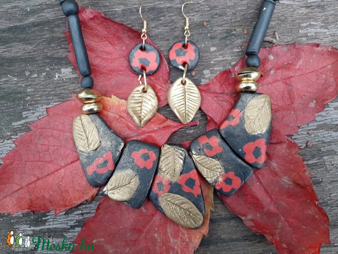 Desigual ihletésű millefiori nyaklánc és fülbevaló szett fekete, piros, arany - ékszer - ékszerszett - Meska.hu