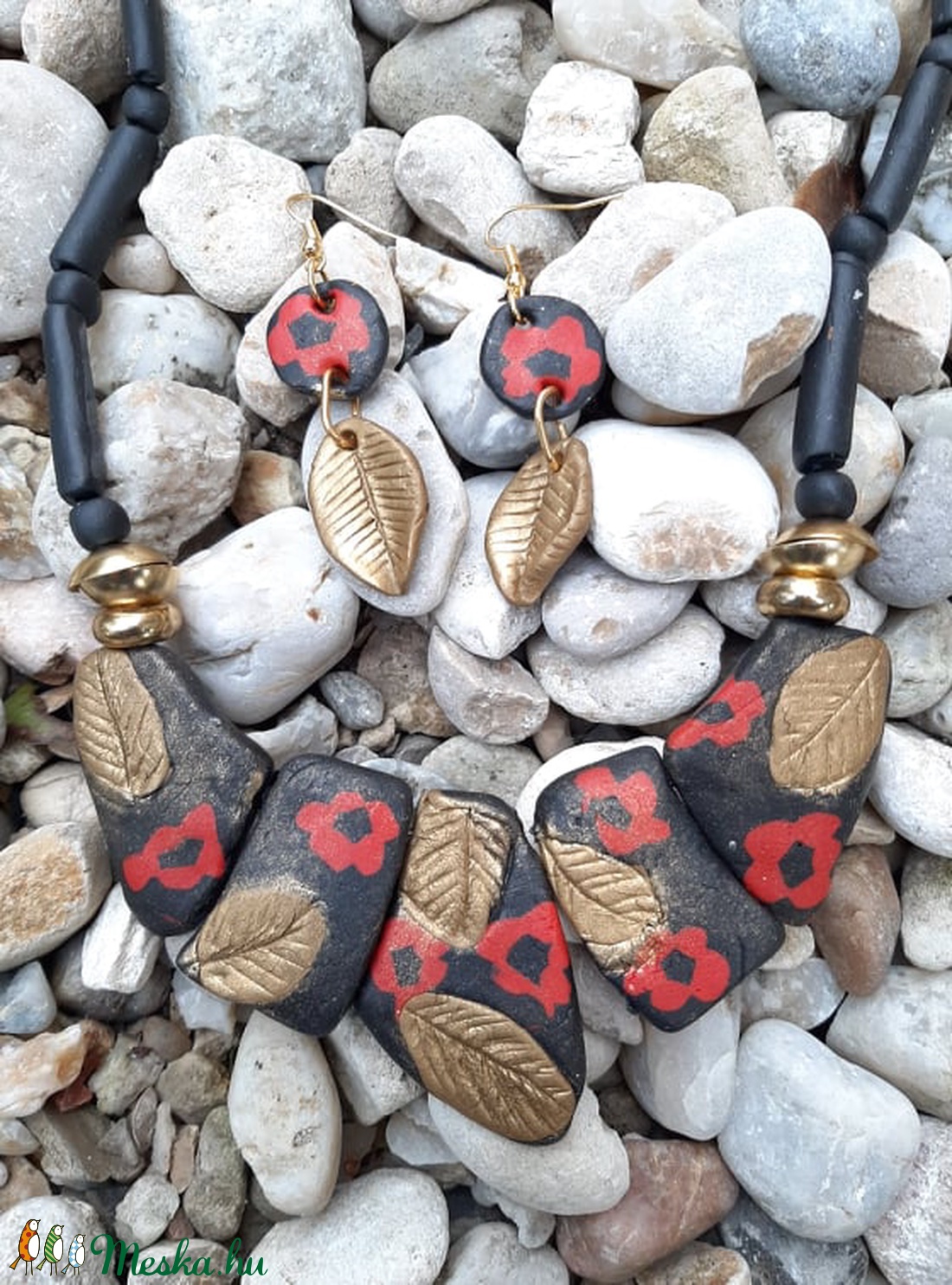 Desigual ihletésű millefiori nyaklánc és fülbevaló szett fekete, piros, arany - ékszer - ékszerszett - Meska.hu