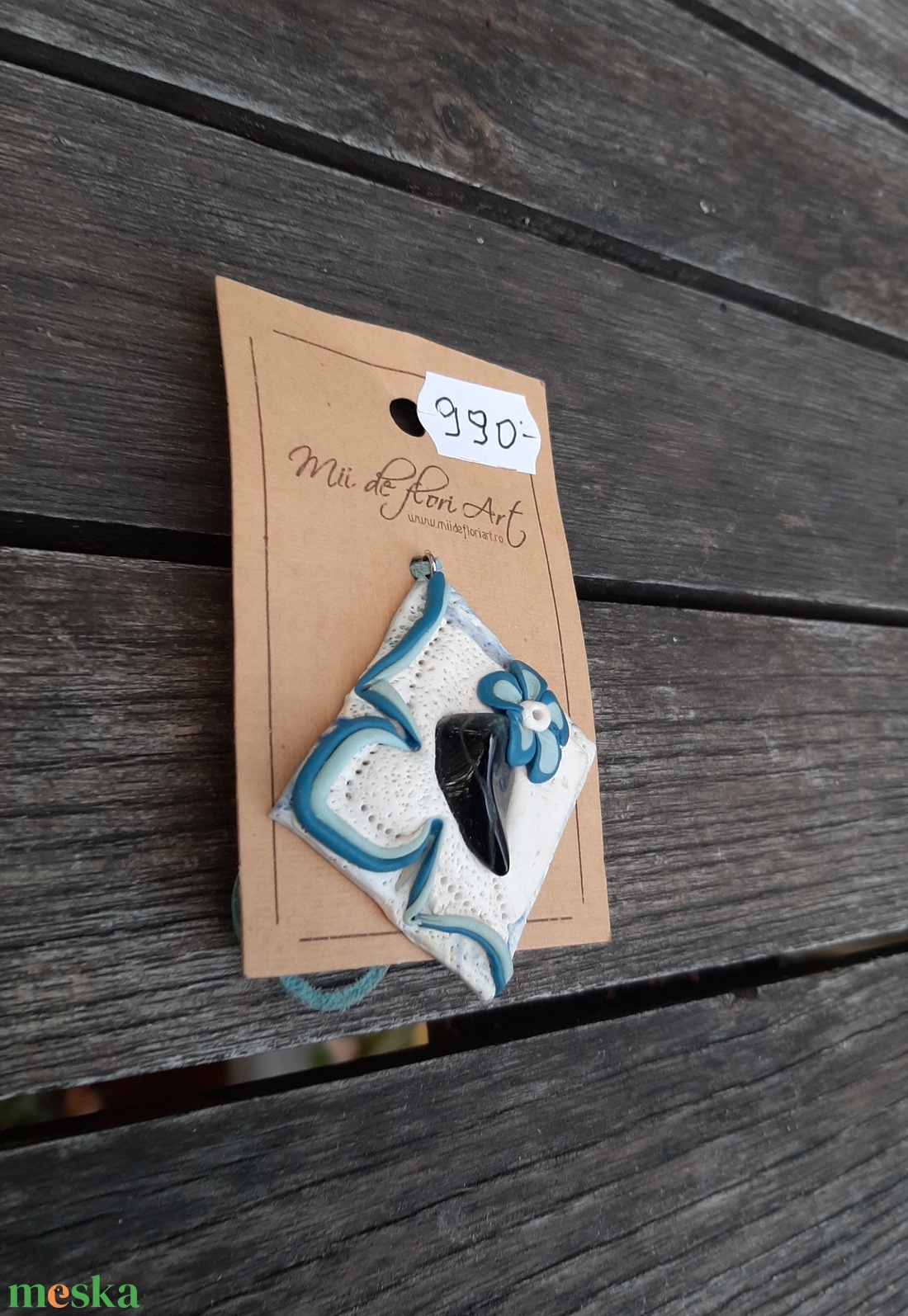 Féldrágaköves medál virággal - ékszer - nyaklánc - medál - Meska.hu