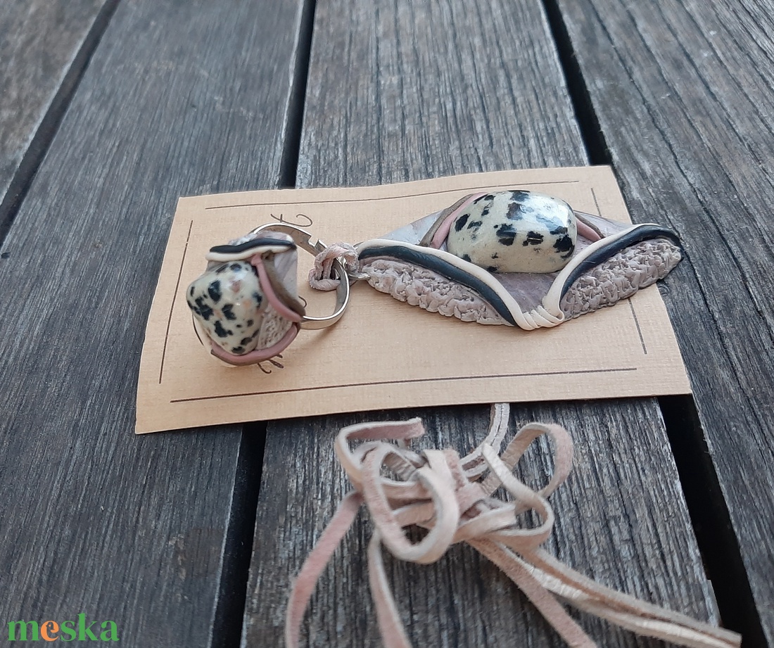 Féldrágaköves ékszergarnitúra: medál és gyűrű pöttyös jáspissal - ékszer - ékszerszett - Meska.hu