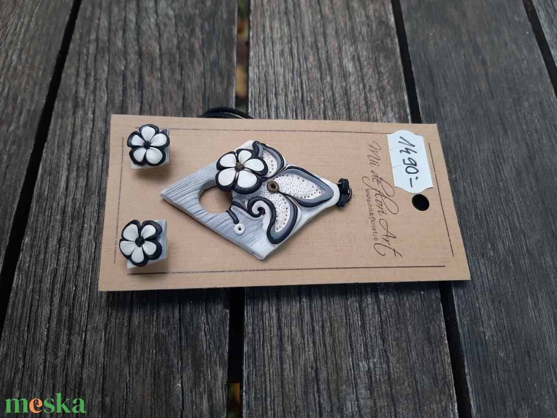 Fekete-fehér ékszergarnitúra: medál és fülbevaló - ékszer - ékszerszett - Meska.hu