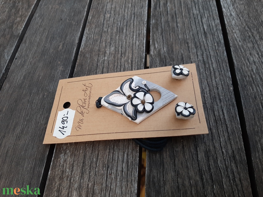 Fekete-fehér ékszergarnitúra: medál és fülbevaló - ékszer - ékszerszett - Meska.hu