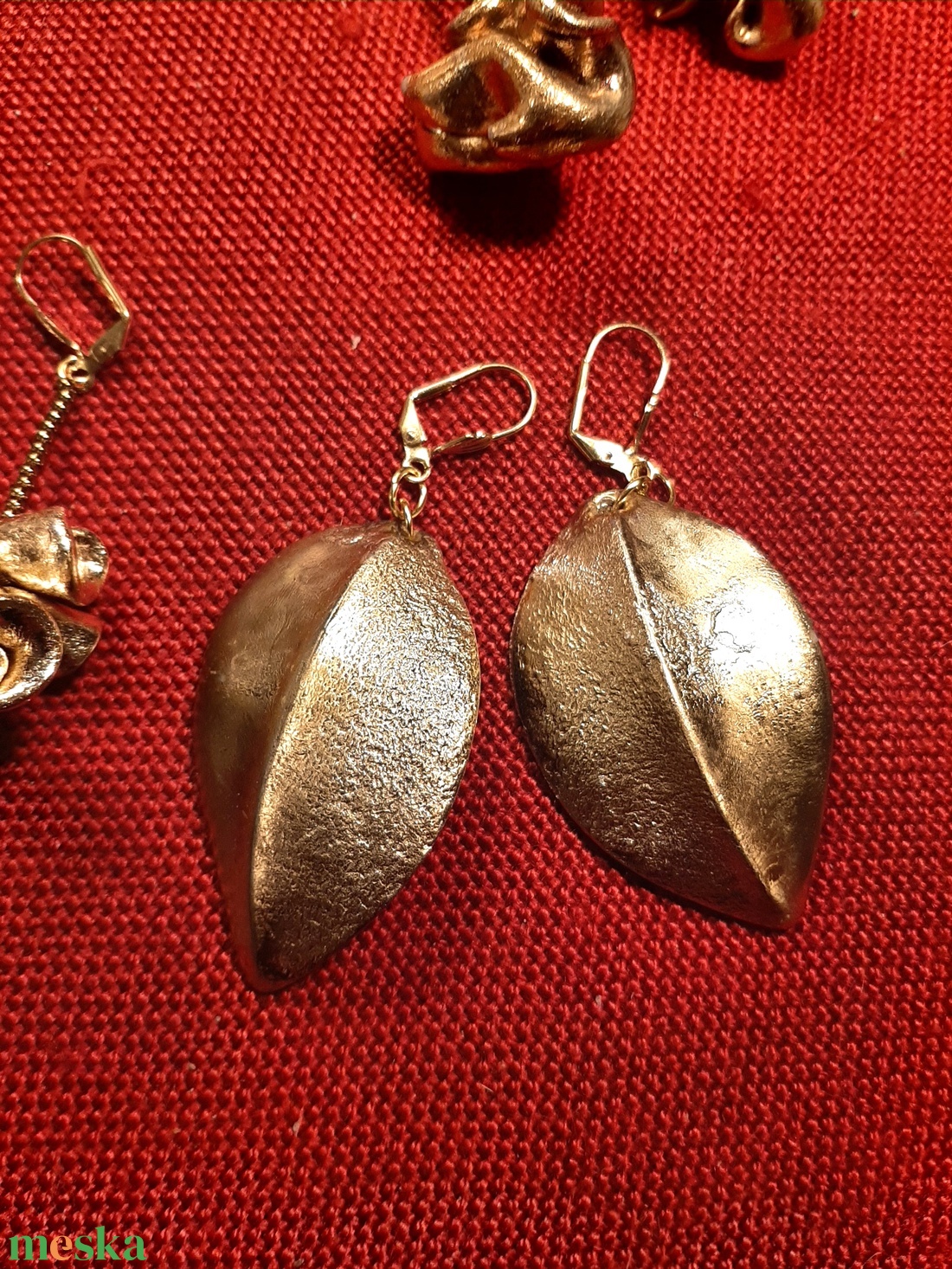 Arany levél fülbevaló Plast-Kitt gyurmából - ékszer - fülbevaló - lógó fülbevaló - Meska.hu