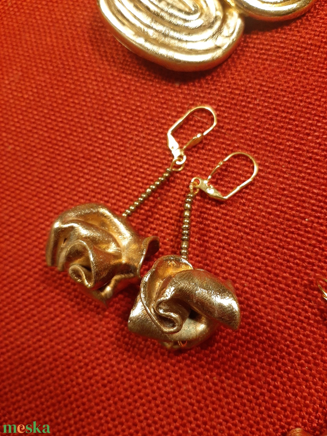 Arany csomó fülbevaló Plast-Kitt gyurmából (nem csak) Szilveszterre! - ékszer - fülbevaló - lógó fülbevaló - Meska.hu