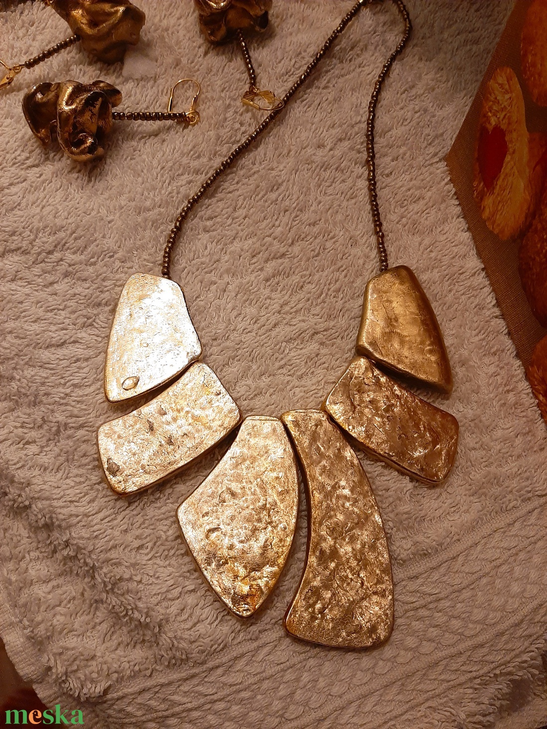 Arany nyakék - lapokból - ékszer - nyaklánc - statement nyaklánc - Meska.hu