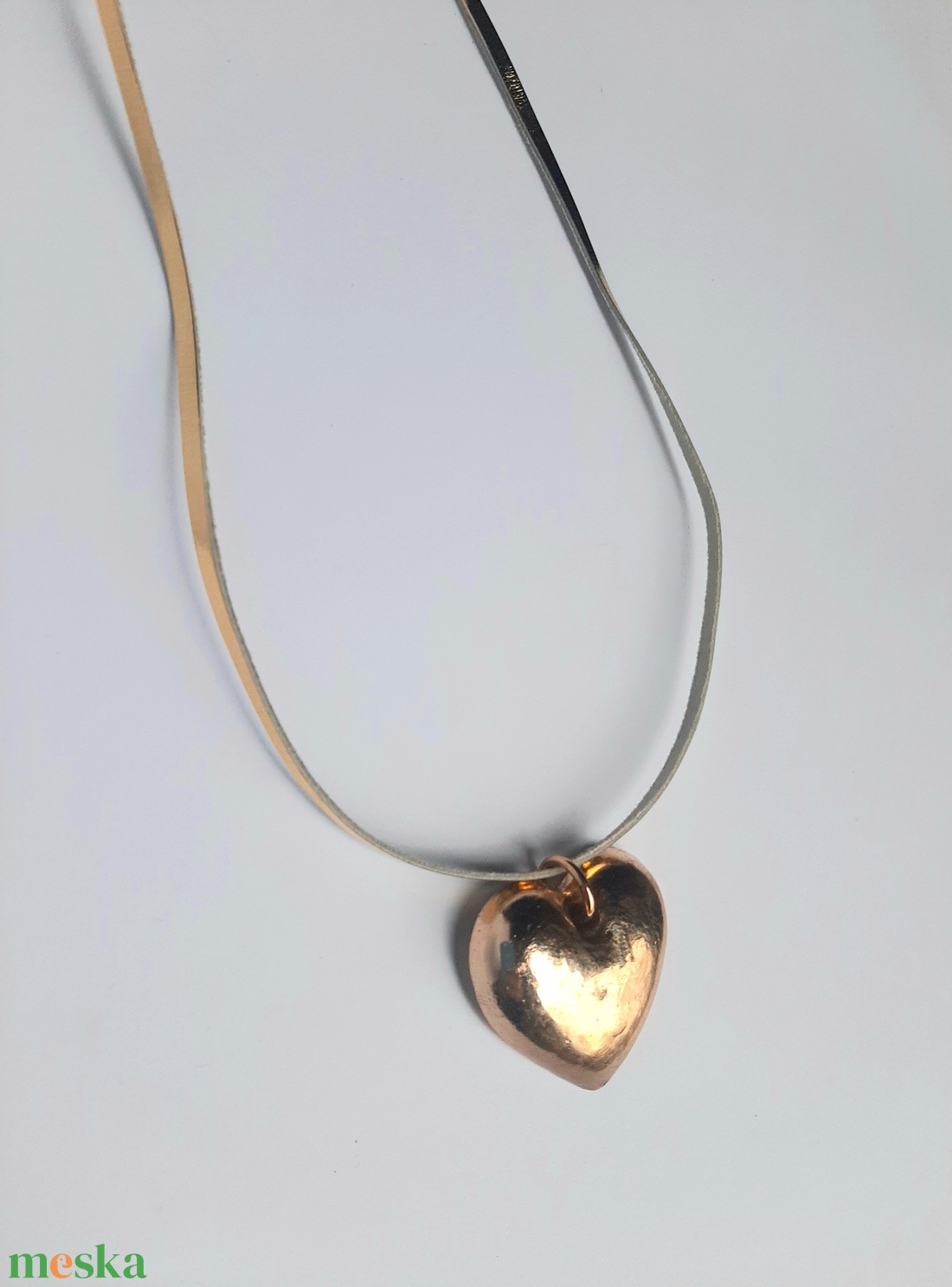  Arany szív medál arany-nyersszínű bőrszálon - ékszer - nyaklánc - statement nyaklánc - Meska.hu