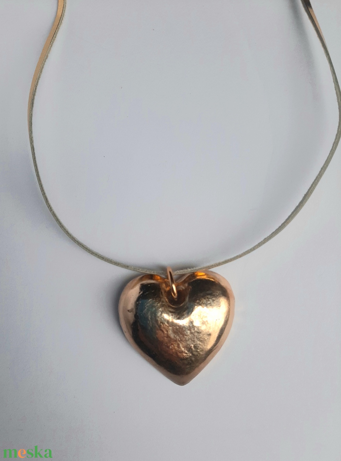  Arany szív medál arany-nyersszínű bőrszálon - ékszer - nyaklánc - statement nyaklánc - Meska.hu