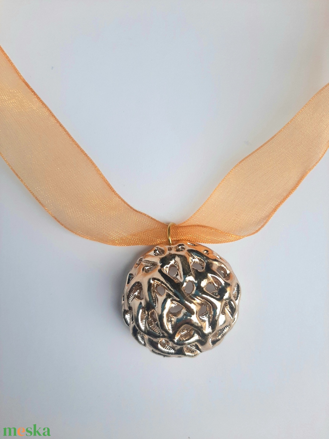  Arany kerek kosárka medál organza szalagon - ékszer - nyaklánc - statement nyaklánc - Meska.hu