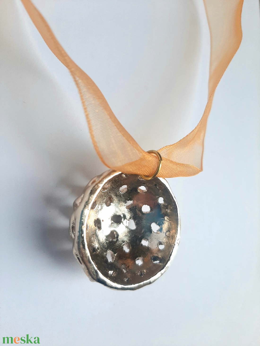  Arany kerek kosárka medál organza szalagon - ékszer - nyaklánc - statement nyaklánc - Meska.hu