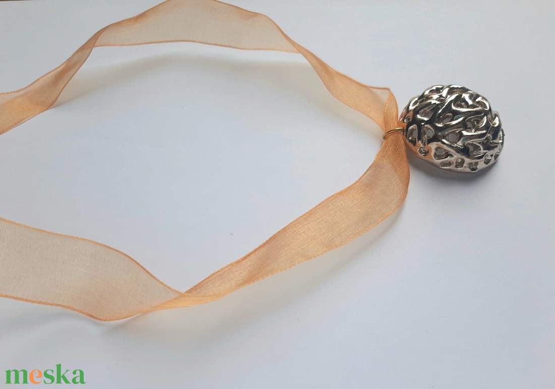  Arany kerek kosárka medál organza szalagon - ékszer - nyaklánc - statement nyaklánc - Meska.hu