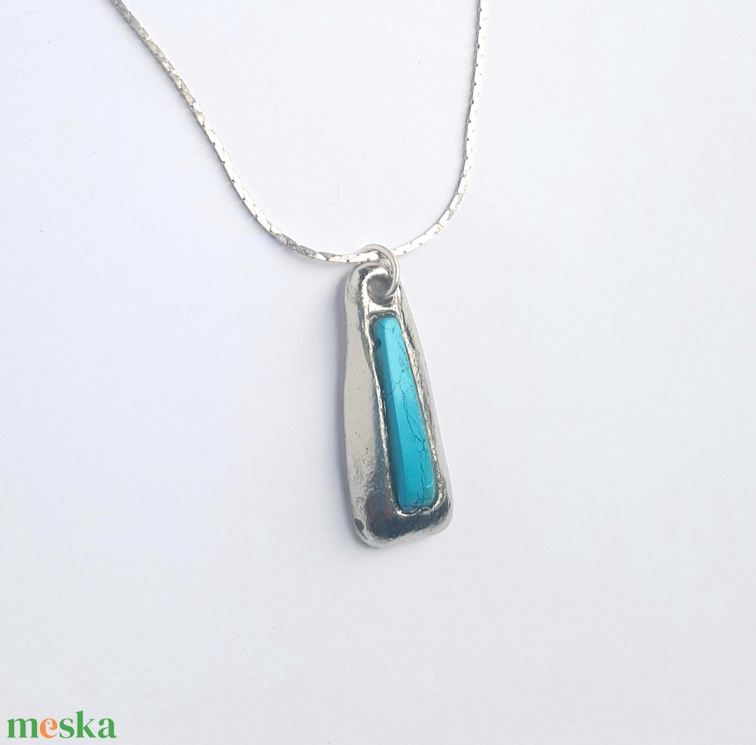 Ezüst kis medál howlit féldrágakővel - ékszer - nyaklánc - medál - Meska.hu