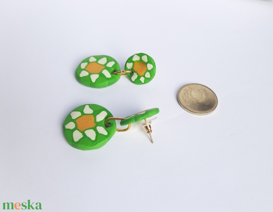 Millefiori margaréta mintás beszúrós fülbevaló - esküvő - ékszer - fülbevaló - Meska.hu