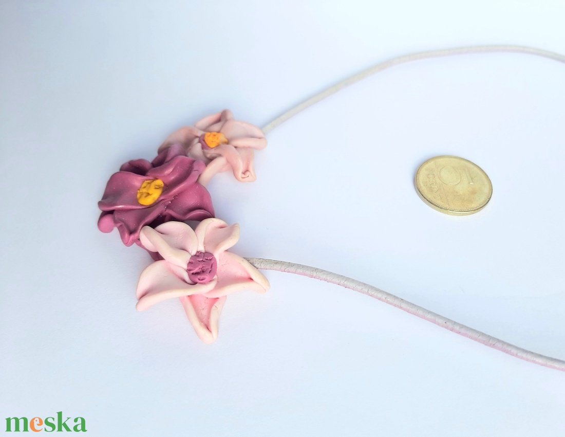 Hármas virág nyaklánc bőrszálon - ékszer - nyaklánc - statement nyaklánc - Meska.hu