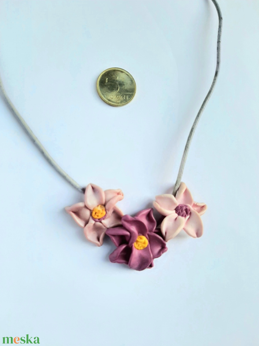 Hármas virág nyaklánc bőrszálon - ékszer - nyaklánc - statement nyaklánc - Meska.hu