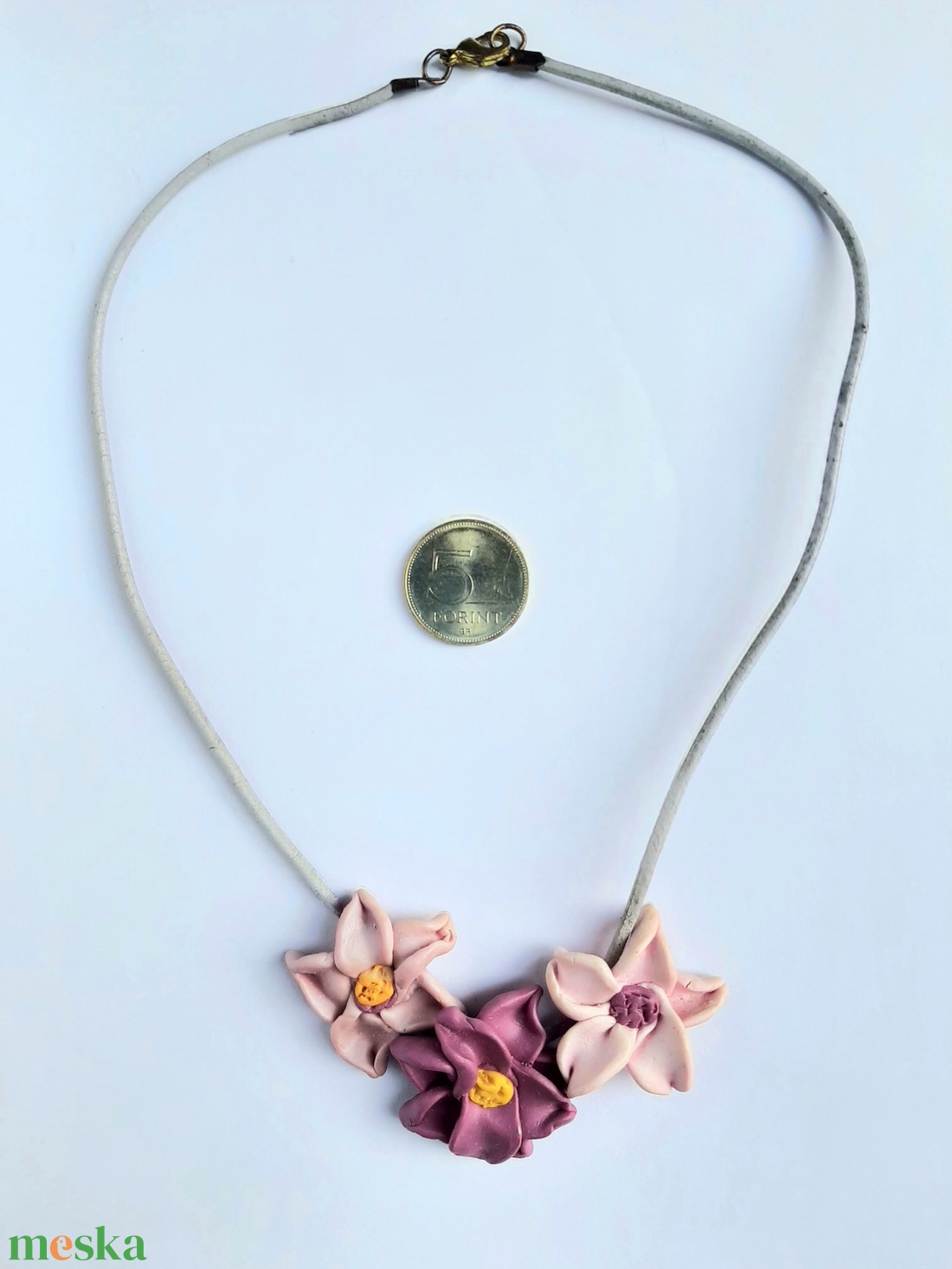 Hármas virág nyaklánc bőrszálon - ékszer - nyaklánc - statement nyaklánc - Meska.hu