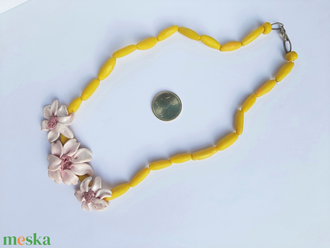 Rózsaszín hármas virág nyaklánc rizsszemekkel, gyöngyházfénnyel - ékszer - nyaklánc - statement nyaklánc - Meska.hu