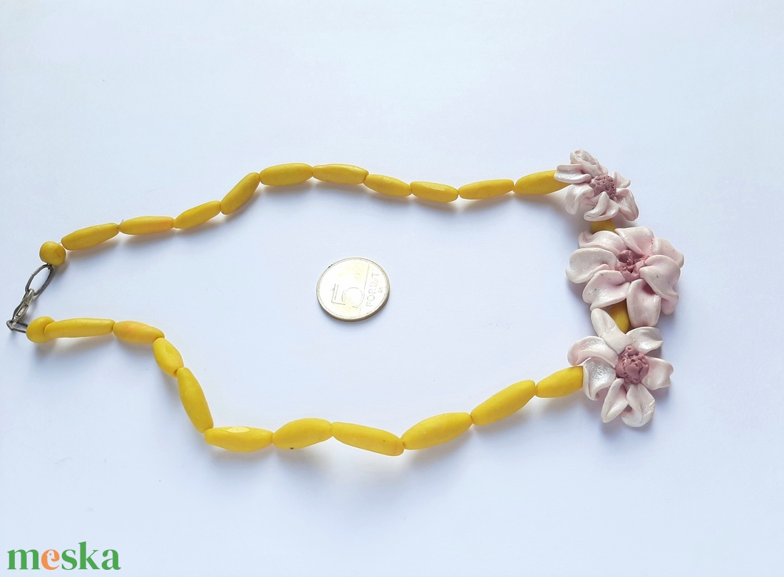 Rózsaszín hármas virág nyaklánc rizsszemekkel, gyöngyházfénnyel - ékszer - nyaklánc - statement nyaklánc - Meska.hu