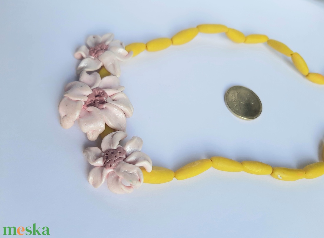 Rózsaszín hármas virág nyaklánc rizsszemekkel, gyöngyházfénnyel - ékszer - nyaklánc - statement nyaklánc - Meska.hu