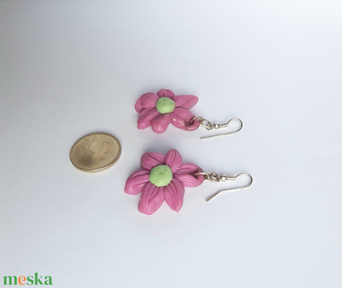 Lila virág fülbevaló zöld középpel - esküvő - ékszer - fülbevaló - Meska.hu