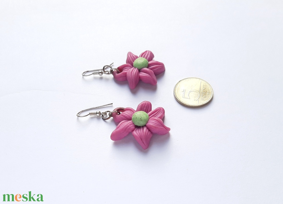 Lila virág fülbevaló zöld középpel - esküvő - ékszer - fülbevaló - Meska.hu