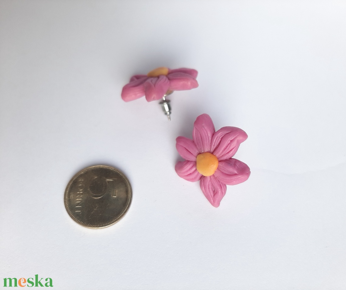 Lila virág fülbevaló sárga középpel - esküvő - ékszer - fülbevaló - Meska.hu