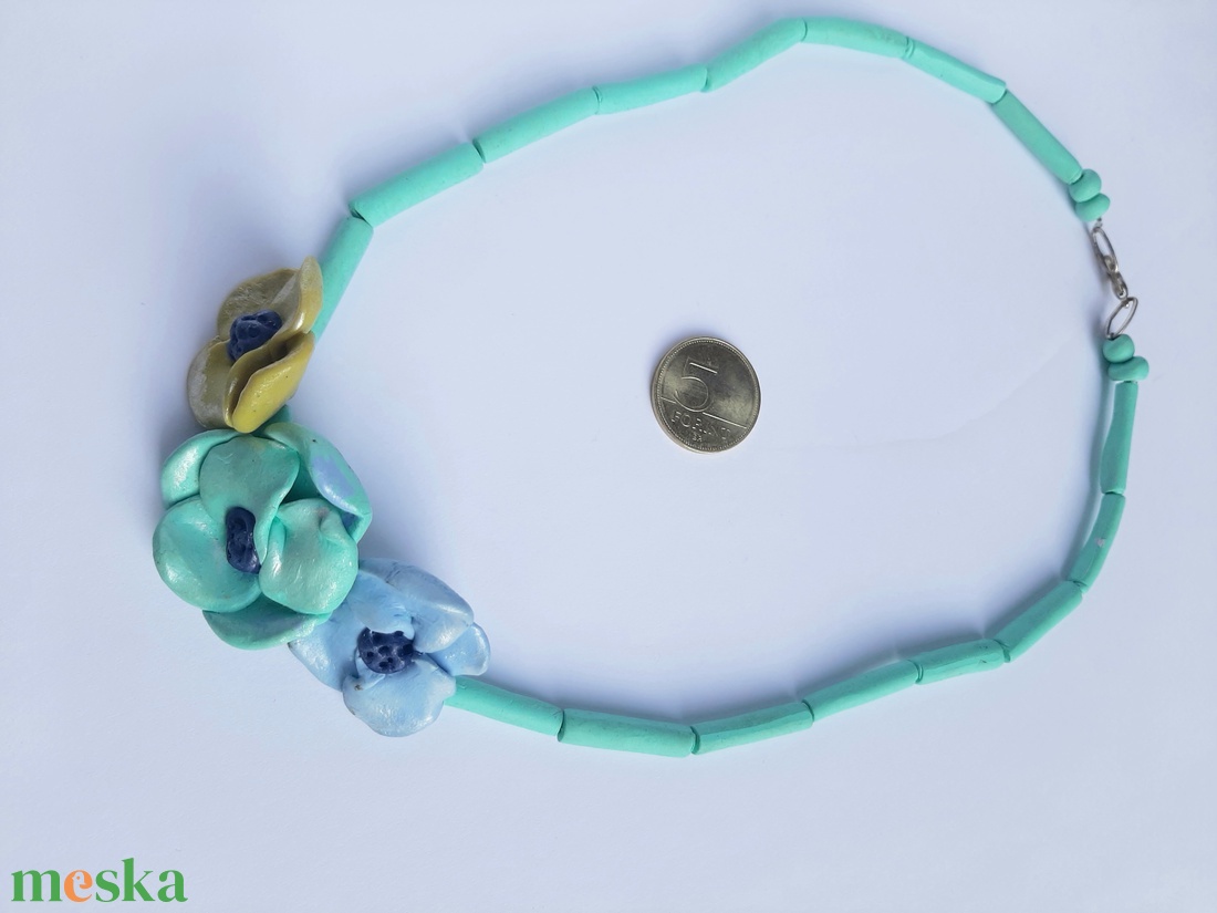 Kék-türkíz-pisztáciaszín hármas virág nyaklánc gyöngyházfénnyel - ékszer - nyaklánc - statement nyaklánc - Meska.hu