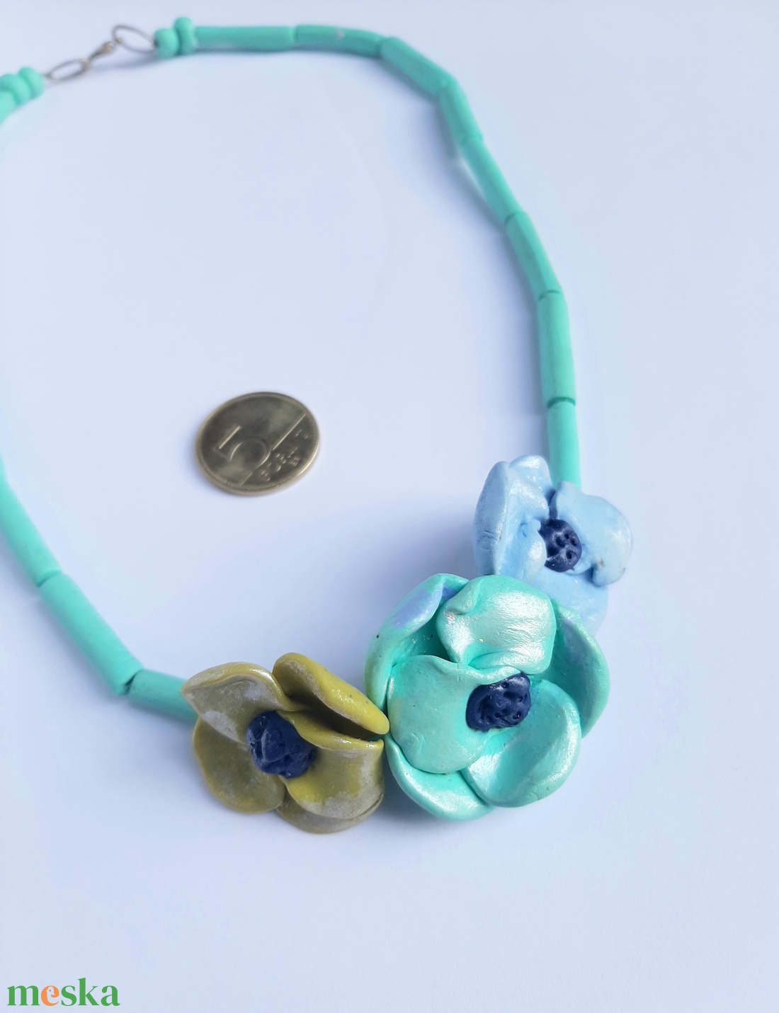 Kék-türkíz-pisztáciaszín hármas virág nyaklánc gyöngyházfénnyel - ékszer - nyaklánc - statement nyaklánc - Meska.hu