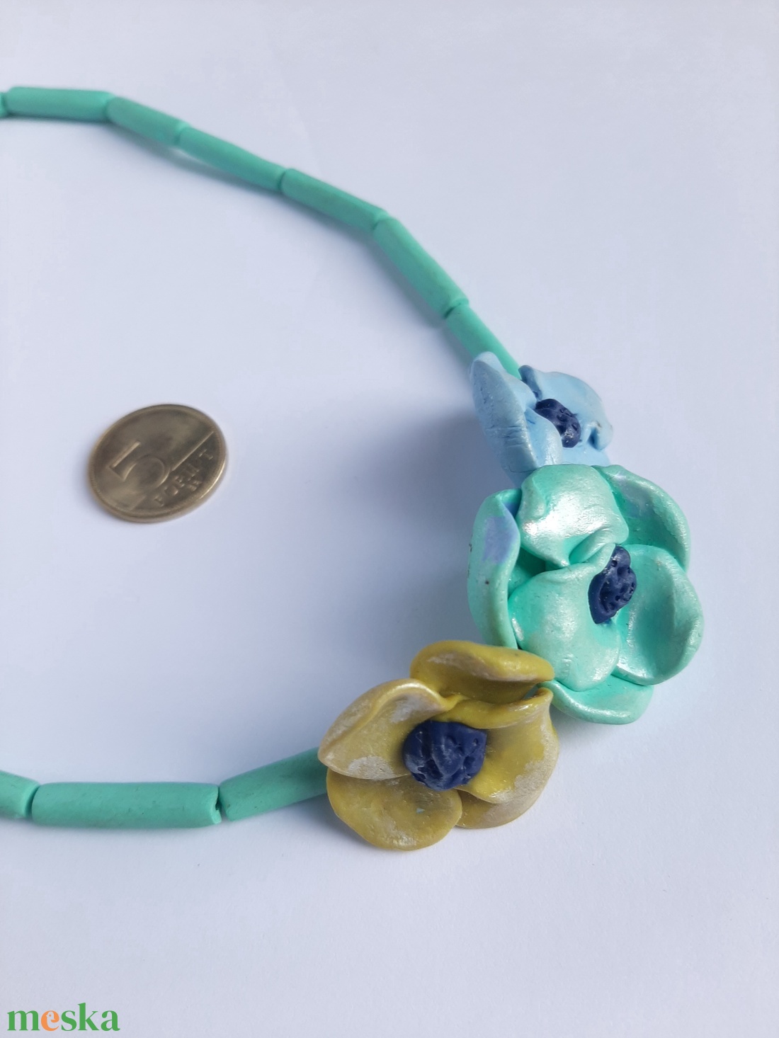 Kék-türkíz-pisztáciaszín hármas virág nyaklánc gyöngyházfénnyel - ékszer - nyaklánc - statement nyaklánc - Meska.hu