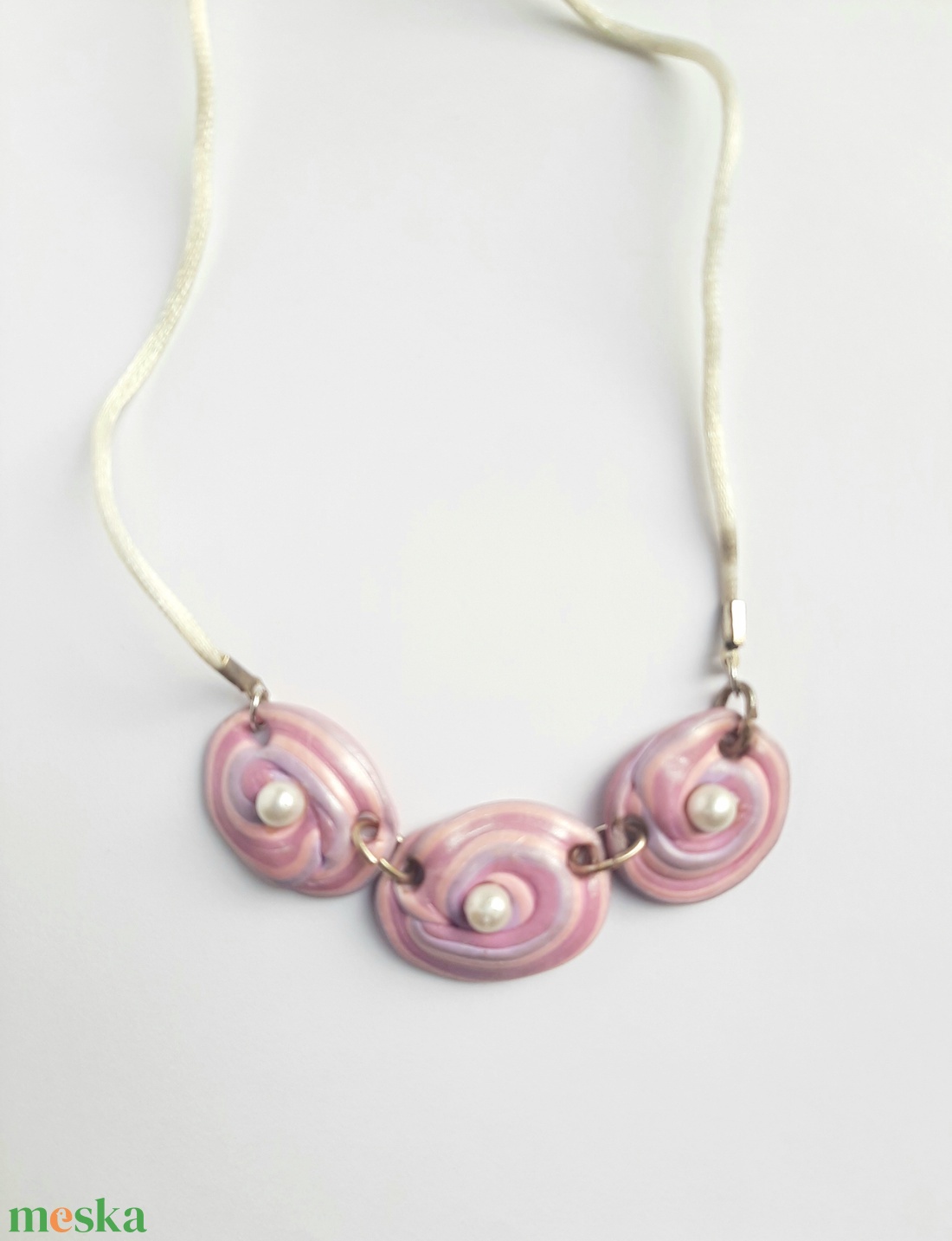 Ovális három korongos lánc tenyésztett gyönggyel - barackszín-fehér - ékszer - nyaklánc - statement nyaklánc - Meska.hu